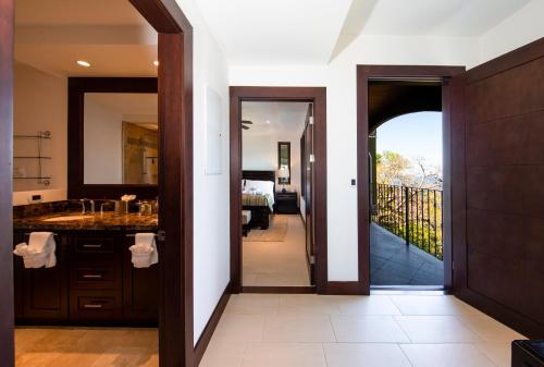 Kylpyhuone majoituspaikassa 360 Splendor Del Pacifico Residences