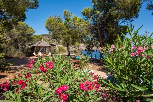 Vista de la piscina de Hostal Cala Boix o d'una piscina que hi ha a prop