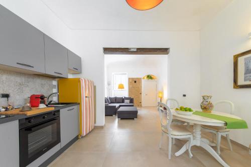 ノートにあるBoutique Apartment Notoのキッチン、リビングルーム(テーブル、黄色い冷蔵庫付)