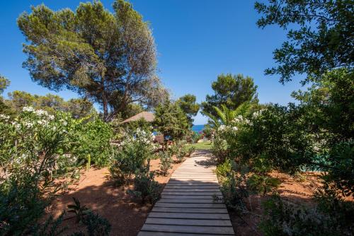 Taman di luar Hostal Cala Boix