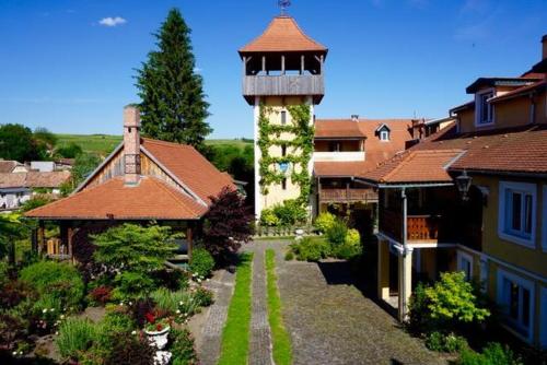 z góry widok na dom z wieżą wodną w obiekcie Flanderhof Manor w mieście Daia