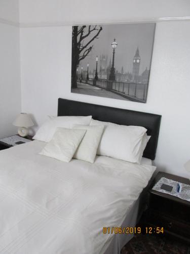Un pat sau paturi într-o cameră la Valdene Hotel