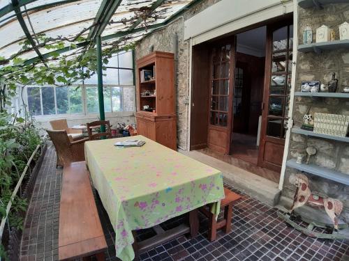 une chambre avec une table dans une serre dans l'établissement La Garenne, à Bricquebec