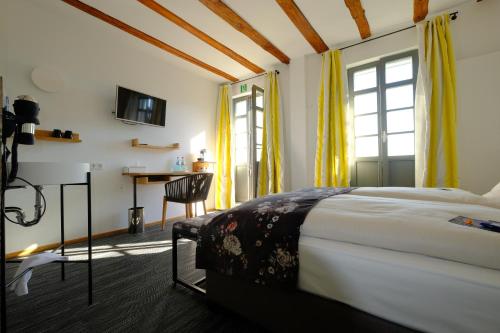 een slaapkamer met een bed en een bureau in een kamer bij Hotel Schöne Aussicht in Frankfurt am Main