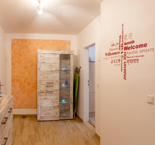 Habitación con puerta de madera y pared con cartel en Innenstadt Appartement Essen, en Essen