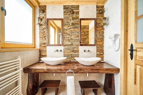 - 2 lavabos sur un comptoir en bois dans la salle de bains dans l'établissement Osada nad potokiem, à Kościelisko