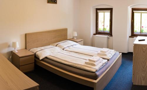 Un pat sau paturi într-o cameră la Apartmány Na náměstí