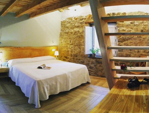 um quarto com uma cama e uma parede de pedra em Casa rural Abatetxe em Elgóibar