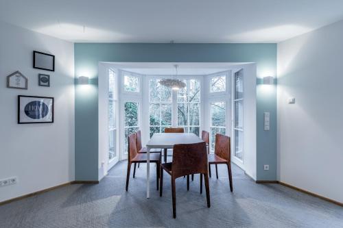 a dining room with a table and chairs at Hotel Schöne Aussicht in Frankfurt/Main