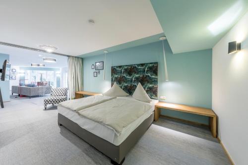 a bedroom with a bed and a living room at Hotel Schöne Aussicht in Frankfurt/Main