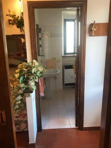 a small bathroom with a sink and a toilet at Casa Nicoletta in Sarteano