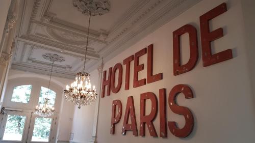 een kamer met een muur met de woorden hotel paris bij Hôtel de Paris in Limoges