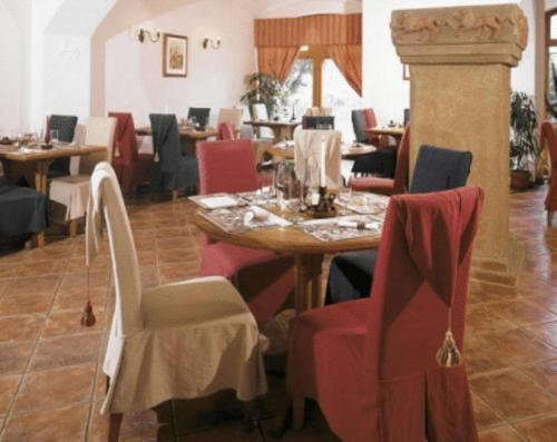 a dining room with a table and chairs in a restaurant at Hotel U Zlatého Lva in Havlickuv Brod