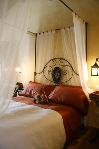 un cane sdraiato su un letto in una camera da letto di La Corte De' Vasari a Bevagna