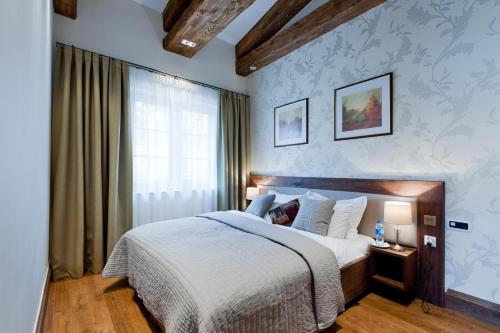 a bedroom with a large bed and a window at Mevo Apartament in Polańczyk