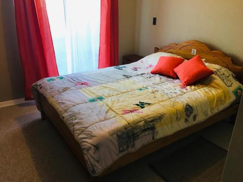 1 dormitorio con 2 almohadas en Casa el Tihue Puerto Varas, en Puerto Varas