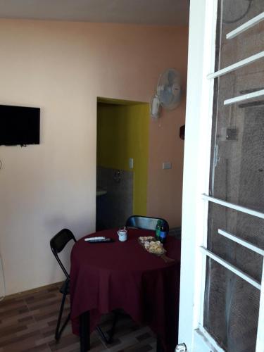 una camera con tavolo e tovaglia viola di Santorini Bed en Córdoba a Córdoba