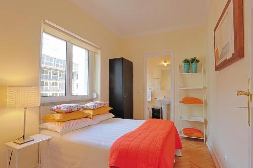 リスボンにあるAlmirante 77のベッドルーム(大型ベッド1台、窓付)