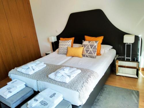 Quinta Vale de Carvalho tesisinde bir odada yatak veya yataklar