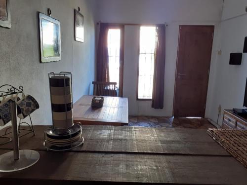 ein Wohnzimmer mit Holzboden und einer Tür in der Unterkunft Precioso apartamento en el centro de La Paloma a menos de dos cuadras de la playa in La Paloma