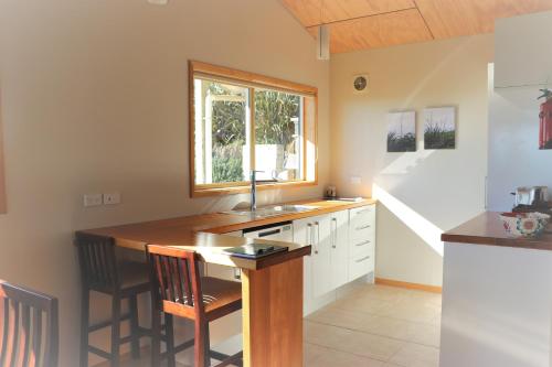 Kuchyň nebo kuchyňský kout v ubytování Chalets at Okurukuru