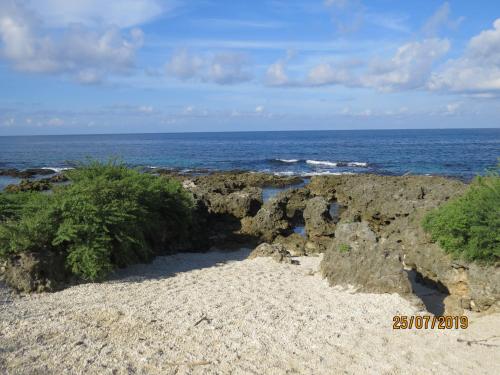 a rocky beach with the ocean in the background at Mishe B&B也可包棟民宿 in Eluan