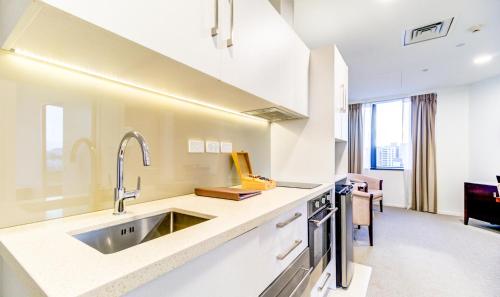 Kuchyň nebo kuchyňský kout v ubytování VR Queen Street Hotel & Suites