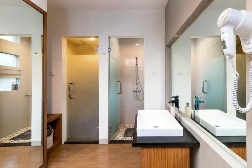 Bilik mandi di Annupuri Villas Bali