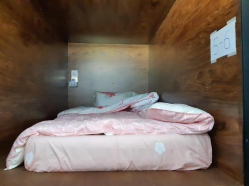 เตียงในห้องที่ Siril Guesthouse Hostel