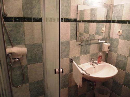 a bathroom with a sink and a shower at Mediterrán Vendégház in Kecskemét