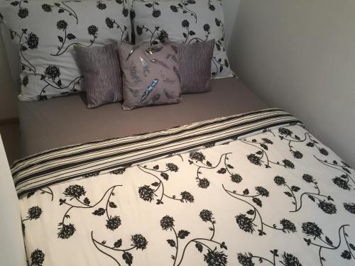 Een bed of bedden in een kamer bij Apartments U Flóry