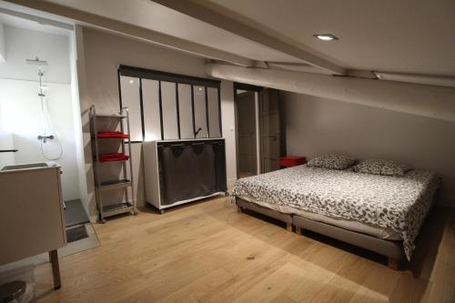 1 dormitorio con cama y ventana grande en The Panoramic House, en Lagnes