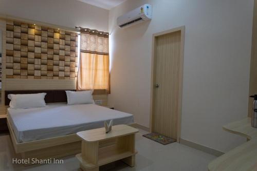 Ένα ή περισσότερα κρεβάτια σε δωμάτιο στο Hotel Shanti Inn