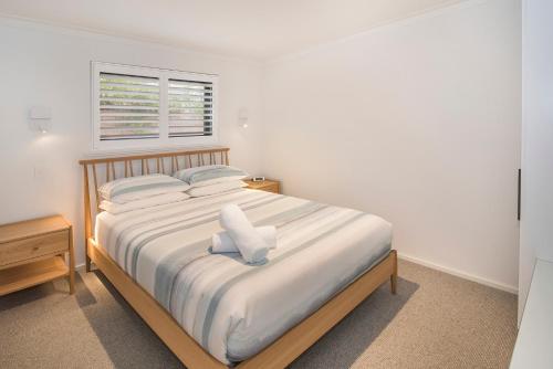 ein Schlafzimmer mit einem großen Bett mit weißer Bettwäsche und Kissen in der Unterkunft FortyTwo Mini in Gracetown