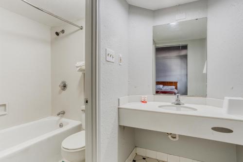 Phòng tắm tại Hemp Hotel Oklahoma City South