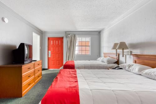 Säng eller sängar i ett rum på Hemp Hotel Oklahoma City South
