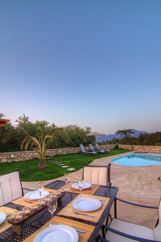 Πισίνα στο ή κοντά στο Green Paradise Villa