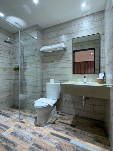 員山鄉的住宿－BULUBA，一间带卫生间、水槽和镜子的浴室