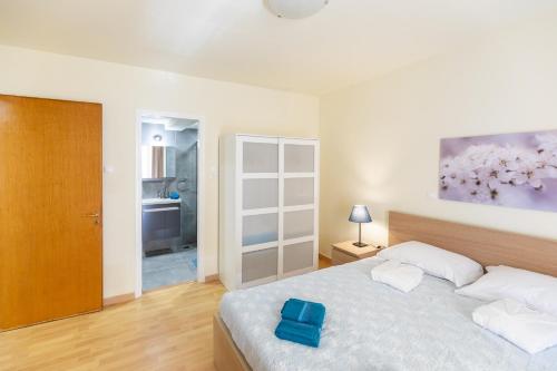 Un ou plusieurs lits dans un hébergement de l'établissement Athens Kyniska Urban Apartment