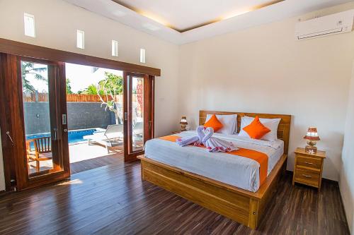 - une chambre dotée d'un lit avec un oriel dans l'établissement Ambengan Private Villas, à Nusa Penida