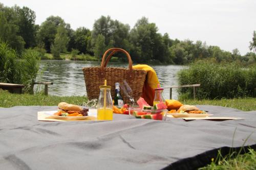 una mesa de picnic con dos platos de comida y bebida en Sunhill Appartments en Winhöring