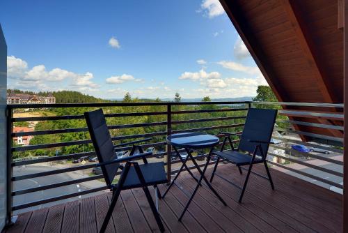 卡爾帕奇的住宿－Apartamenty Sun Seasons 24 - Triventi，美景阳台配有两把椅子和一张桌子