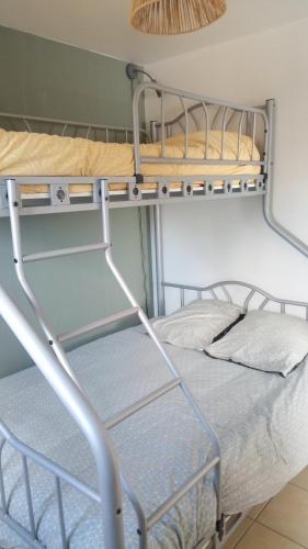 Ce lit superposé se trouve dans un dortoir doté de lits superposés. dans l'établissement Chalet Les dauphins, à Saint-Georges-de-la-Rivière