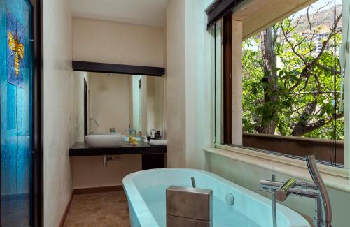 a bath room with a tub and a window at Medea Residence appartamenti vacanze in Taormina