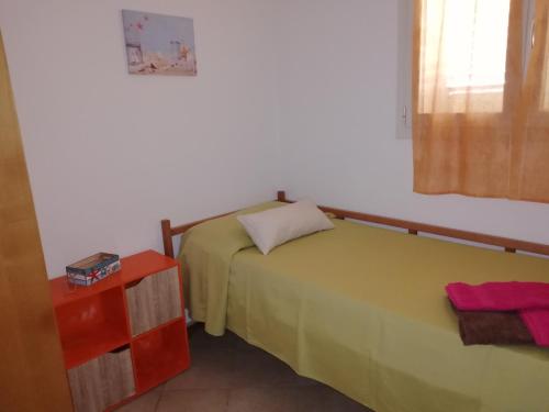 - une chambre avec 2 lits et une fenêtre dans l'établissement Residence Lucrezia, à Nardò