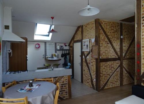 une chambre avec une table et une porte de grange dans l'établissement Fée maison with love appartement, à Cuissai