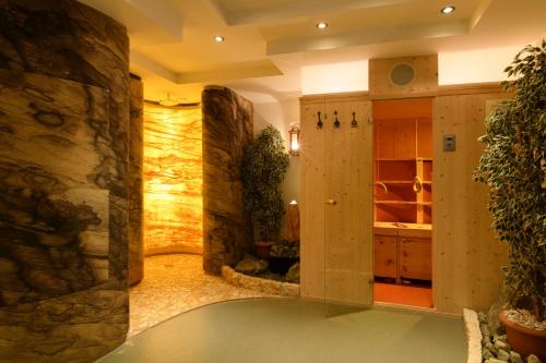 ガルゲレンにあるHotel Alpenroseの石壁の客室