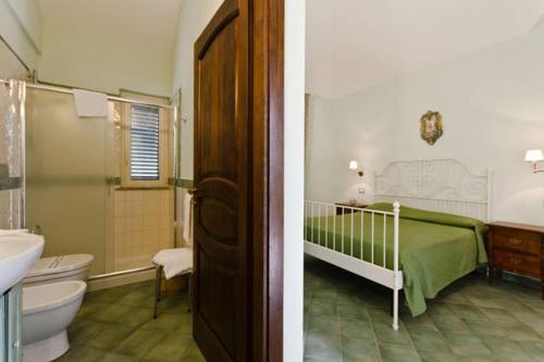 baño con cama y baño con aseo en Agriturismo Borgo San Biagio, en Calatabiano