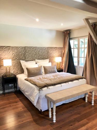 une chambre avec un grand lit et deux lampes dans l'établissement La Ferme de Gringalet, à Anthon