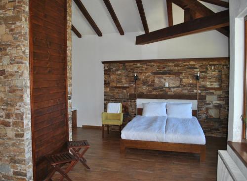 Un pat sau paturi într-o cameră la Хотел Планински кът